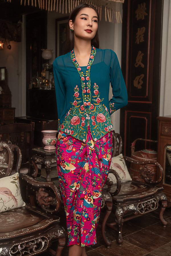 Timeless Tsubaki Embroidery Nyonya Kebaya (Teal Ocean)