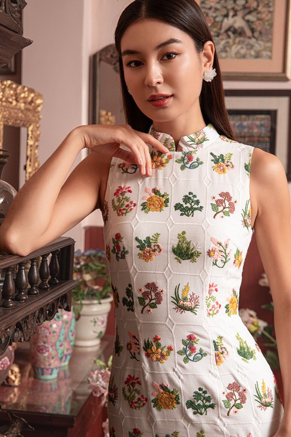 TAPESTRY OF FLOWERS EMBROIDERY CHEONGSAM DRESS (WHITE)