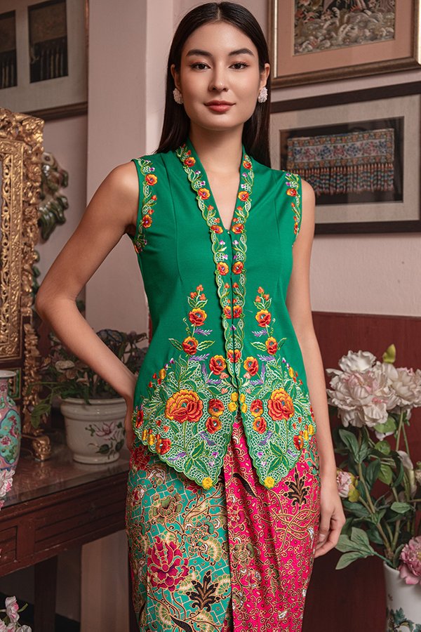 GRAND CAMELLIA SINGLE LAYER NYONYA KEBAYA (DALLAS GREEN)