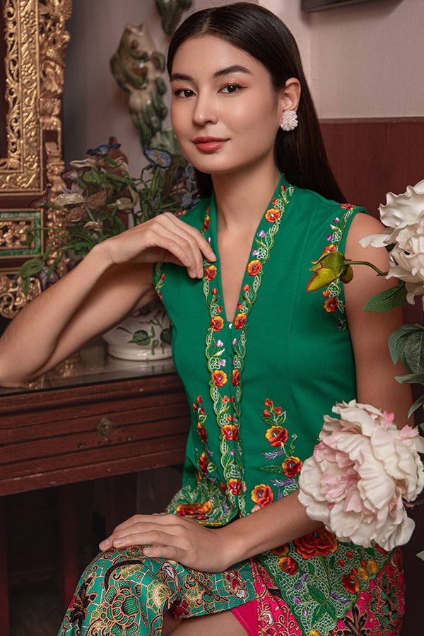 GRAND CAMELLIA SINGLE LAYER NYONYA KEBAYA (DALLAS GREEN)