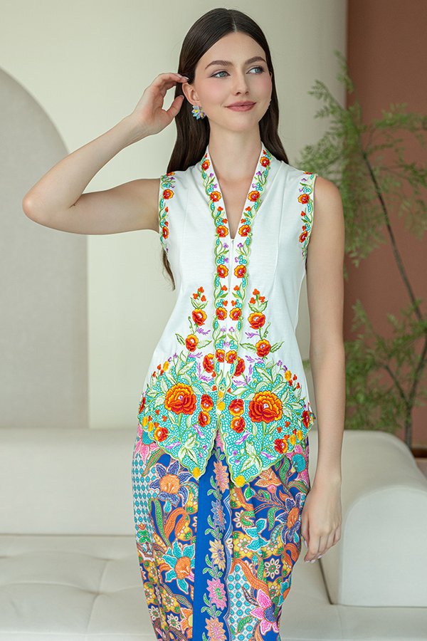 BOTANI DIRAJA EMBROIDERY NYONYA KEBAYA (WHITE)