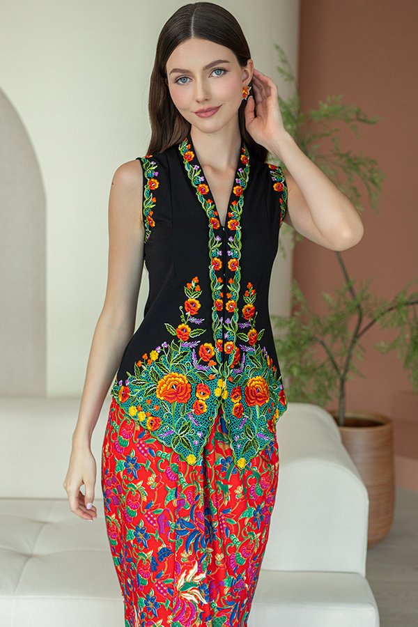BOTANI DIRAJA EMBROIDERY NYONYA KEBAYA (BLACK)