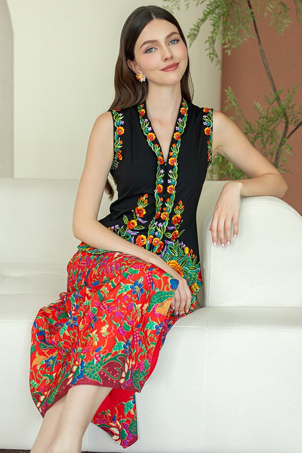 BOTANI DIRAJA EMBROIDERY NYONYA KEBAYA (BLACK)