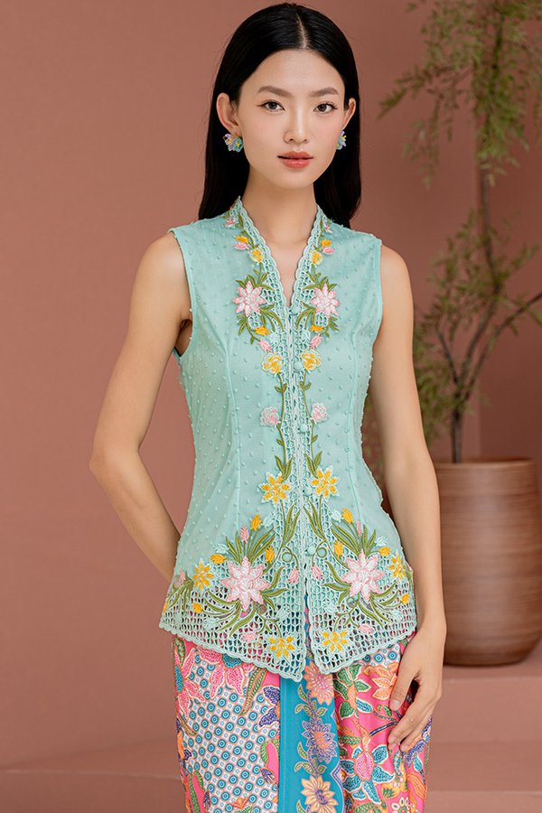 AURELIA BLOOM EMBROIDERY NYONYA KEBAYA (LIMPET SHELL SWISS DOTS)