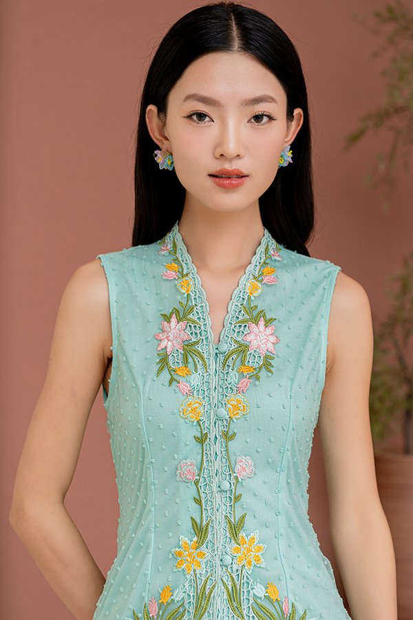 AURELIA BLOOM EMBROIDERY NYONYA KEBAYA (LIMPET SHELL SWISS DOTS)
