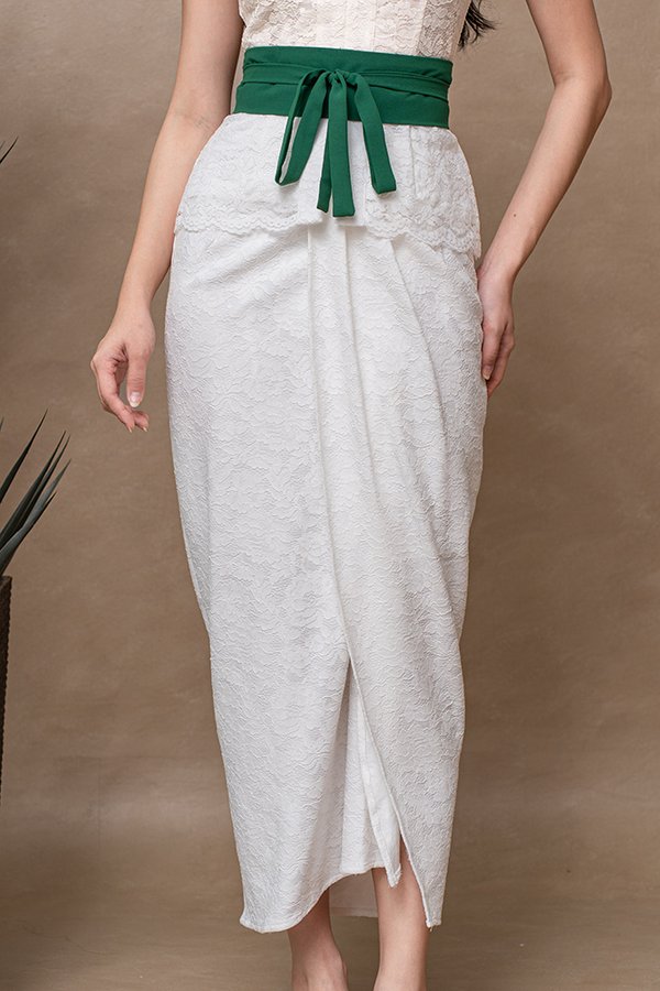 QISTINA LACE NYONYA SKIRT (WHITE)