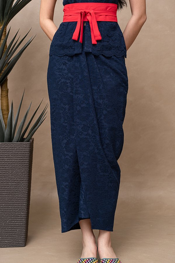 QISTINA LACE NYONYA SKIRT (NAVY)