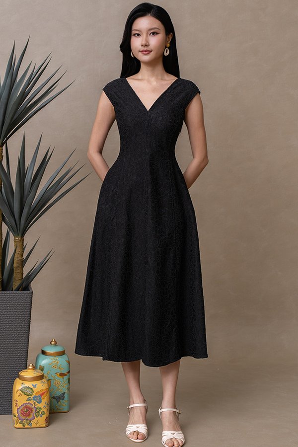 BERENICE V NECK LACE FLARE DRESS (BLACK)