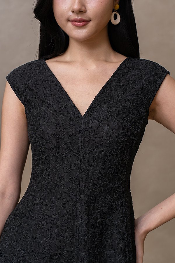 BERENICE V NECK LACE FLARE DRESS (BLACK)