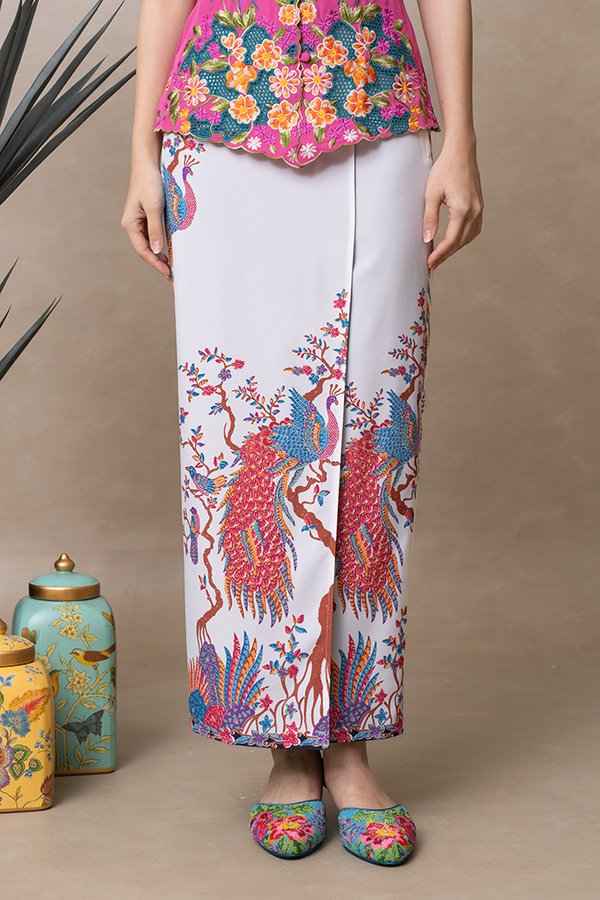 THE GRAND PEACOCK BATIK NYONYA SKIRT (WHITE)