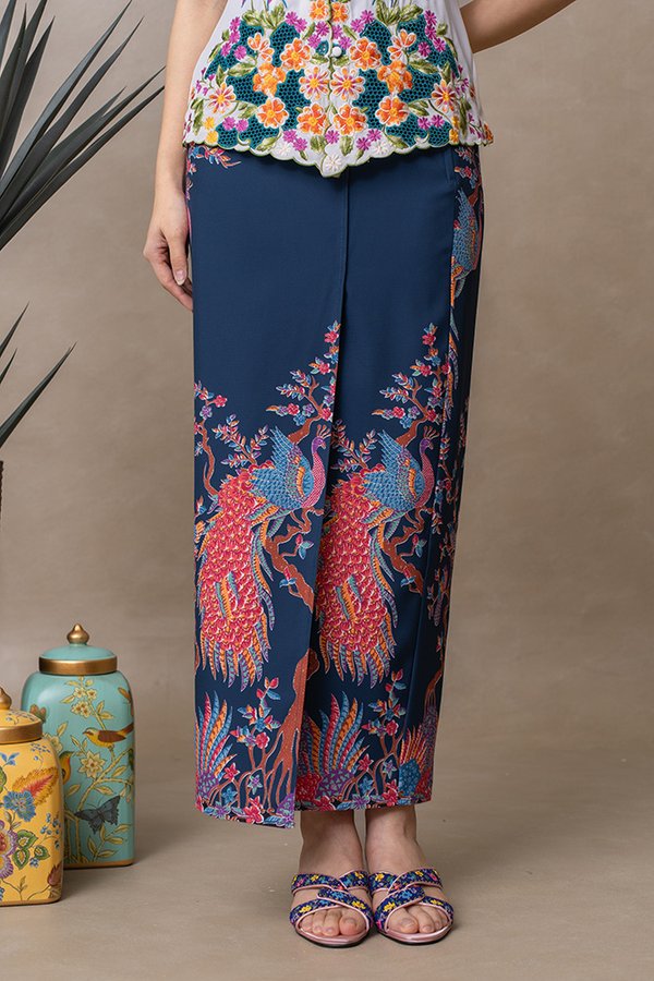 THE GRAND PEACOCK BATIK NYONYA SKIRT (NAVY)