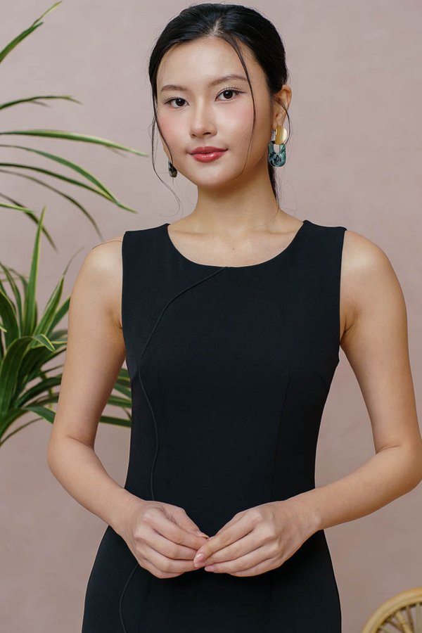 OCTAVIA WAVY SLIT DRESS (BLACK)
