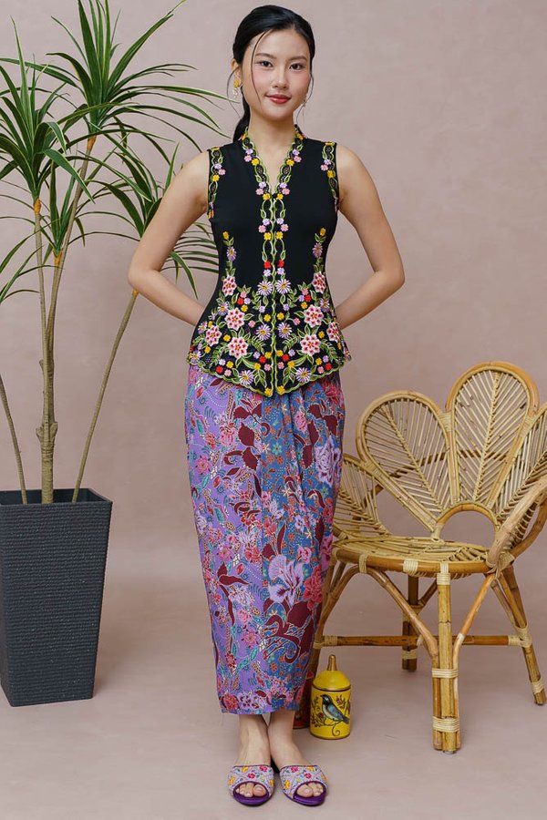 MAHKOTA DEWA EMBROIDERY NYONYA KEBAYA (BLACK)