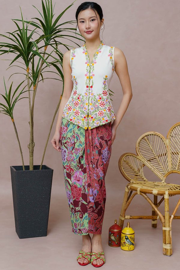 MAHKOTA DEWA EMBROIDERY NYONYA KEBAYA (WHITE)