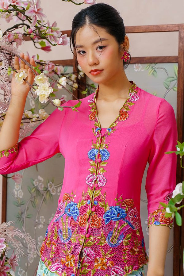 CELESTIAL BLOOM EMBROIDERY NYONYA KEBAYA (FUCHSIA PINK)