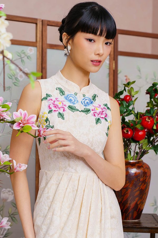 FLEUR DE LUMIERE EMBROIDERED LACE CHEONGSAM DRESS (MAGNOLIA WHITE)