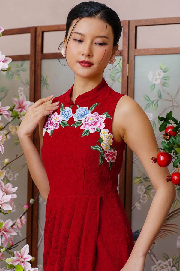 FLEUR DE LUMIERE EMBROIDERED LACE CHEONGSAM DRESS (ROSE RED)