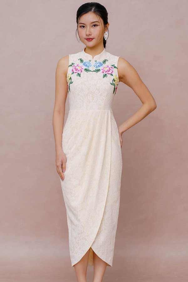 FLEUR DE LUMIERE EMBROIDERED LACE CHEONGSAM DRESS (MAGNOLIA WHITE)