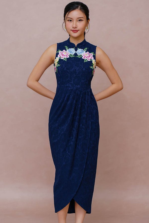 FLEUR DE LUMIERE EMBROIDERED LACE CHEONGSAM DRESS (NAVY BLUE)