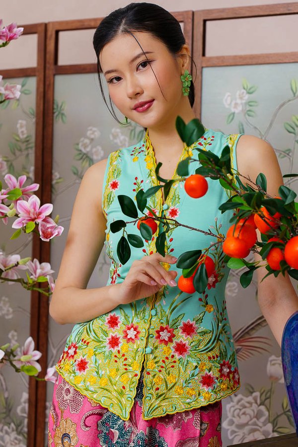 ETHEREAL BLOSSOMS EMBROIDERY NYONYA KEBAYA (CREAMY MINT)