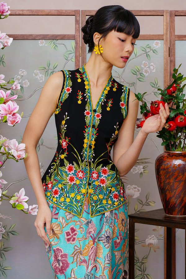 ETHEREAL BLOSSOMS EMBROIDERY NYONYA KEBAYA (JET BLACK)