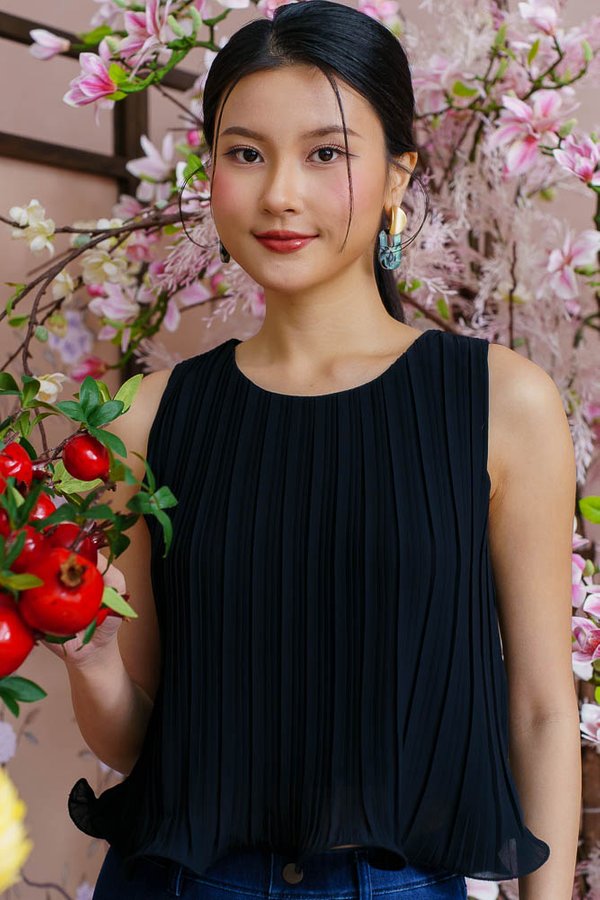 BELLE CURLED HEM PLEATED TOP (BLACK)