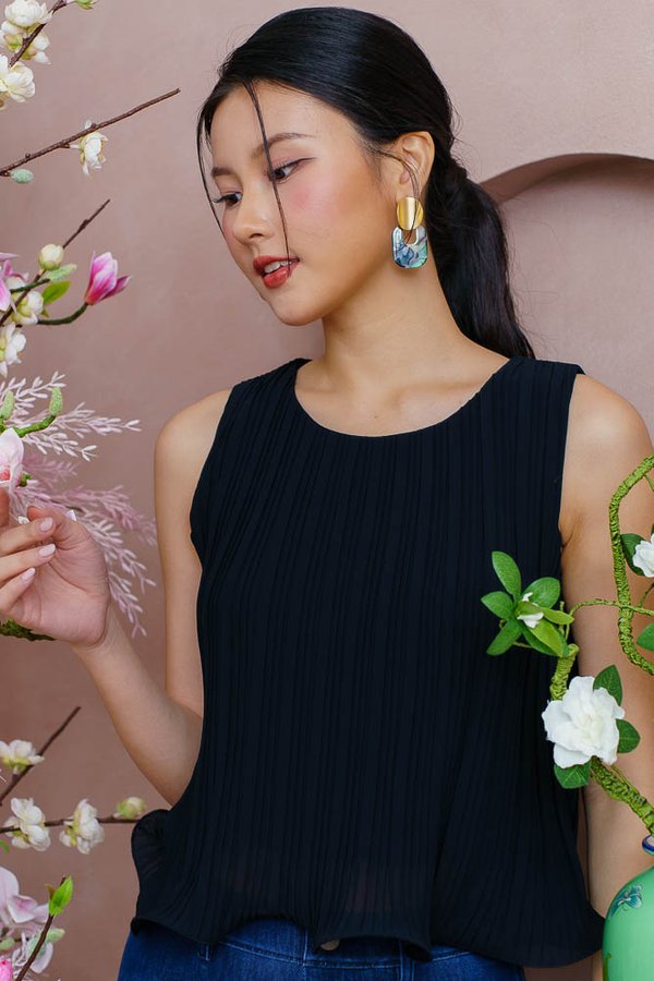 BELLE CURLED HEM PLEATED TOP (BLACK)