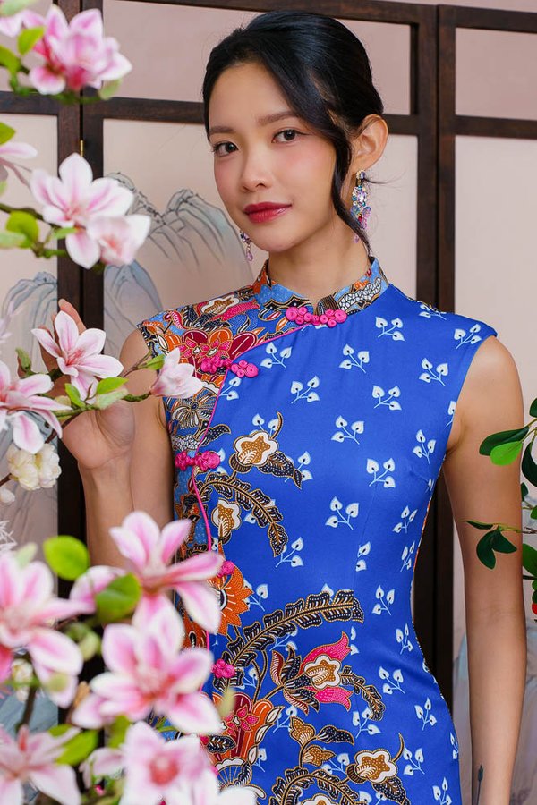 THE GOLDEN BLOSSOMS BATIK CHEONGSAM DRESS (ROYAL BLUE)