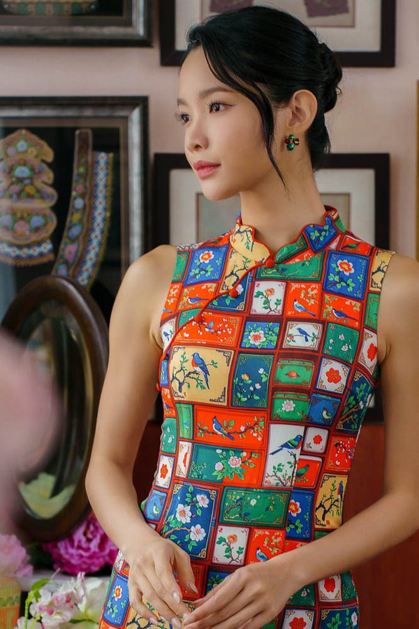 A HUNDRED PANELS OF SONGBEARERS CHEONGSAM DRESS (BOLD SATURATES)