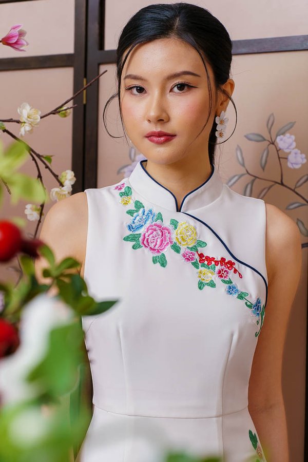 THE GRAND FLORAISON EMBROIDERY CHEONGSAM DRESS (WHITE)