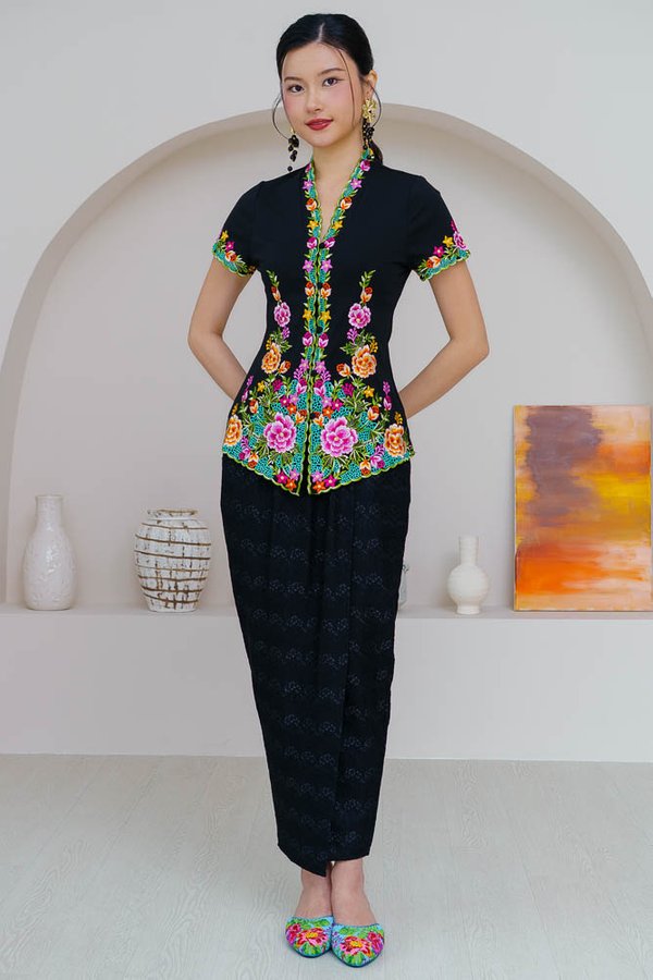 BLOOM BELLE EMBROIDERY NYONYA KEBAYA (BLACK)