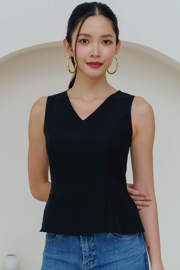 STROLL BY THE COUNTRYSIDE REVERSIBLE V NECK TOP (BLACK TOILE)