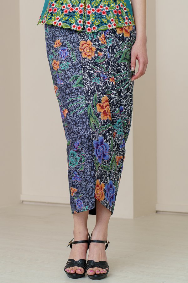 CAMELLIA BATIK NYONYA SKIRT (BLACK)