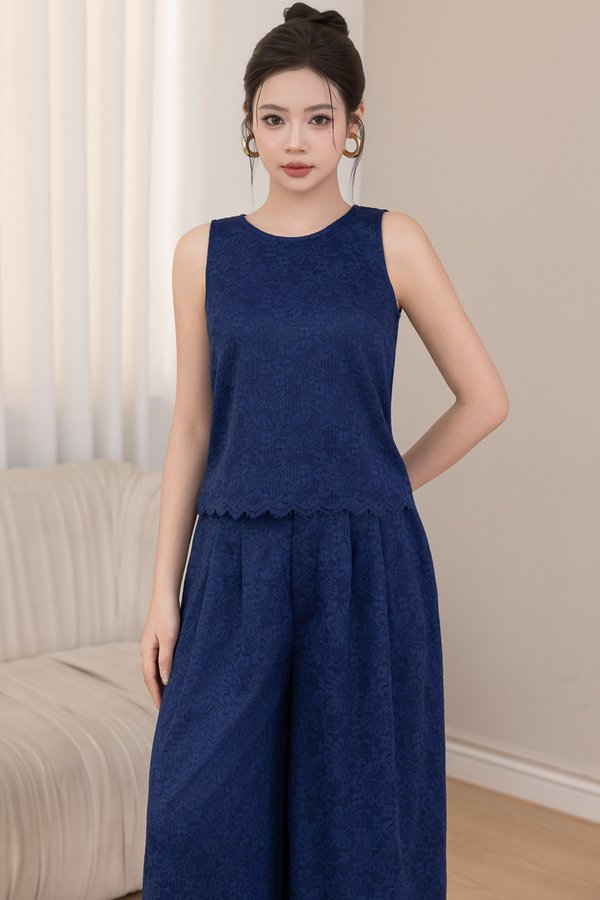 MARIS LACE SCALLOP TOP (NAVY)