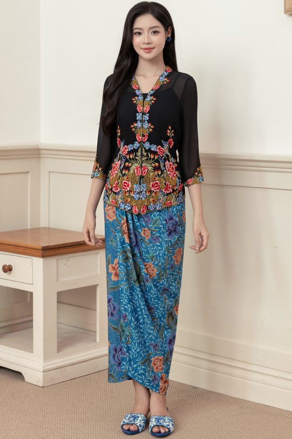A Flourish Of Flora Embroidery Nyonya Kebaya (Black)