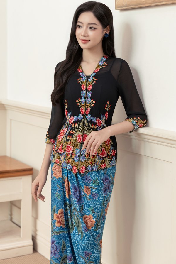 A Flourish Of Flora Embroidery Nyonya Kebaya (Black)